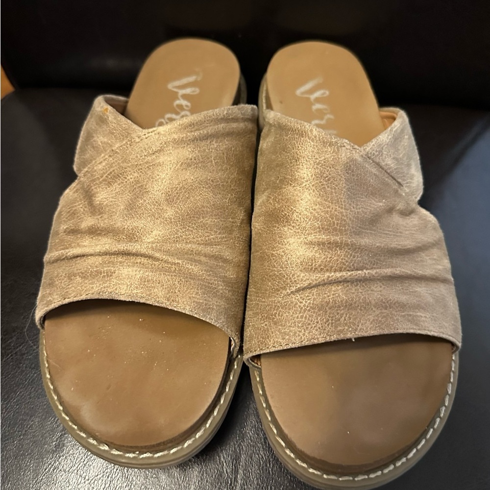 Very G Jolene 2 Taupe Ruched Slip-On Mules Sandals size 10 Casual, Soft & Comfy